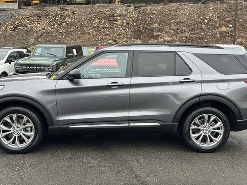 Used 2022 Ford Explorer XLT w/ Equipment Group 202A image 5