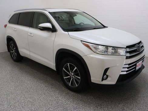 Used 2017 Toyota Highlander XLE AWD/4WD image 4