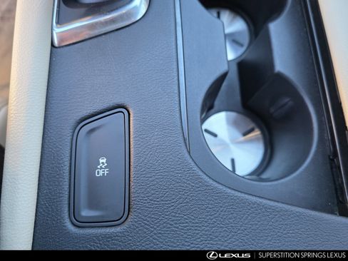 Used 2018 Cadillac XT5 Luxury w/ Driver Awareness Package image 21