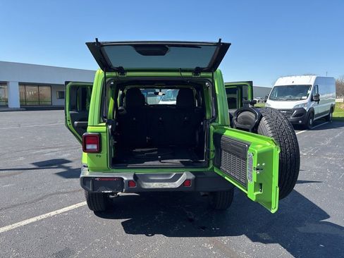 Used 2019 Jeep Wrangler Unlimited Sahara w/ Uconnect 4C Nav & Sound Group AWD/4WD image 17