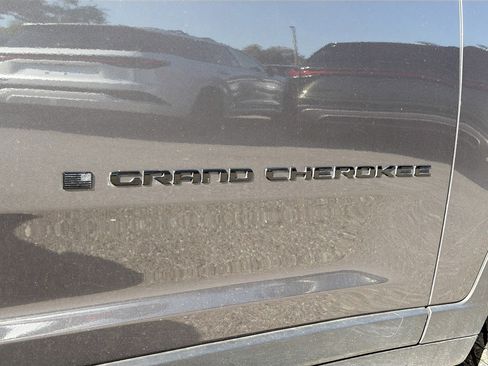 Used 2022 Jeep Grand Cherokee Altitude image 43