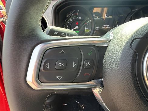 Used 2025 Jeep Wrangler Sahara image 27