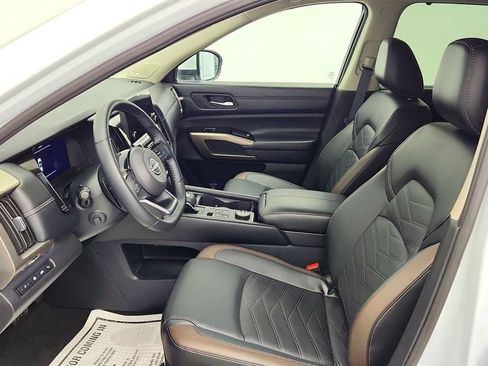 Used 2025 Nissan Pathfinder Platinum AWD/4WD image 21