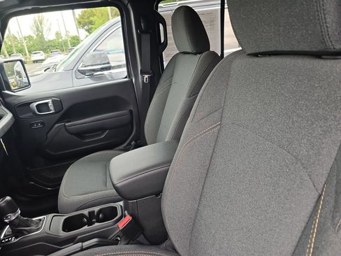 Used 2025 Jeep Gladiator Sport image 27