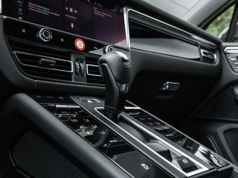 Certified 2026 Porsche Macan AWD/4WD image 26