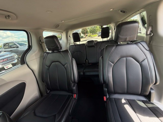 Used 2024 Chrysler Pacifica Touring-L FWD image 31