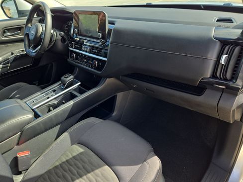 Used 2025 Nissan Pathfinder SV FWD image 32
