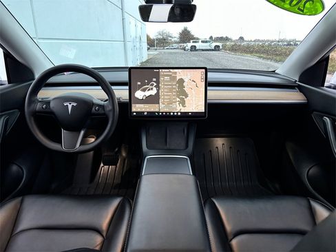 Used 2021 Tesla Model Y Long Range image 12