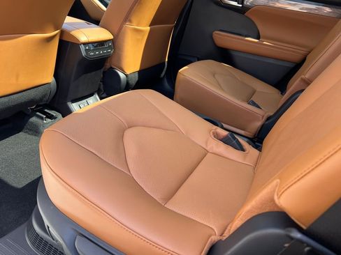New 2026 Toyota Highlander Platinum AWD/4WD image 15