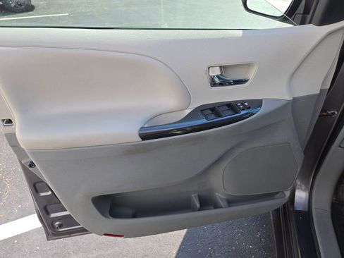 Used 2012 Toyota Sienna SE image 17