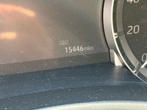 Used 2022 Toyota Highlander XLE AWD/4WD image 9