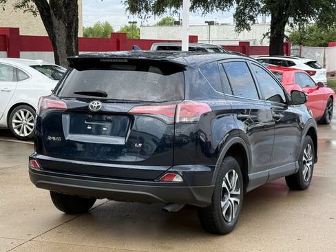 Used 2018 Toyota RAV4 LE FWD image 4