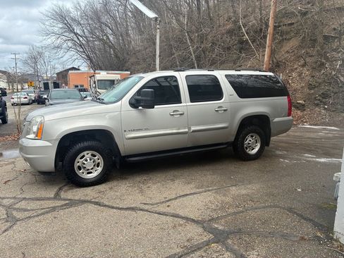 Used 2007 GMC Yukon XL 2500 SLT w/ SLT Preferred Equipment Group image 1