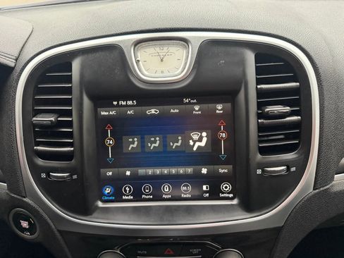 Used 2018 Chrysler 300 Touring w/ Chrome Appearance Package image 17