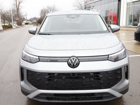 Used 2025 Volkswagen Tiguan SE w/ Panoramic Sunroof Package AWD/4WD image 8