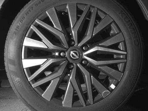 Used 2025 Nissan Altima 2.5 SV FWD image 15