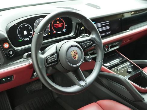 Certified 2025 Porsche Cayenne AWD/4WD image 4