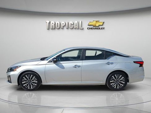 Used 2024 Nissan Altima 2.5 SV image 2