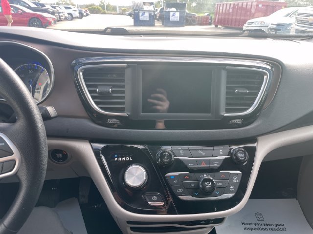 Used 2019 Chrysler Pacifica Touring Plus w/ Tire & Wheel Group FWD image 12