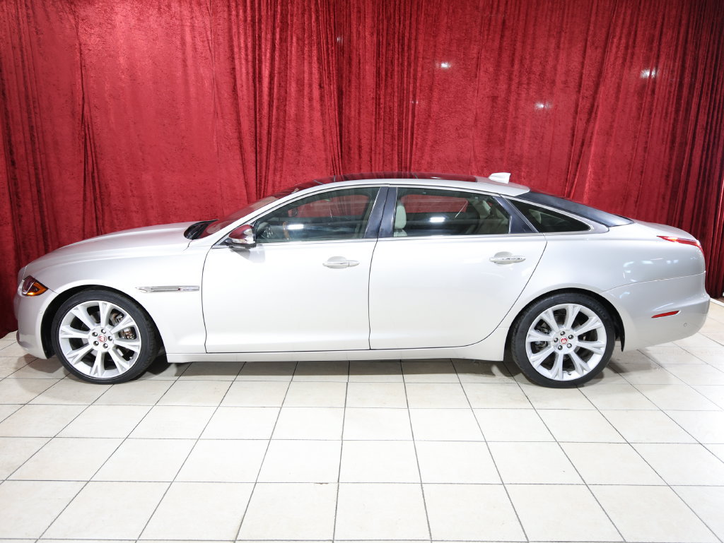 Used 2017 Jaguar XJ L Portfolio RWD image 4