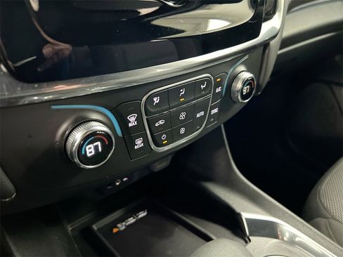 Used 2023 Chevrolet Traverse LT image 15