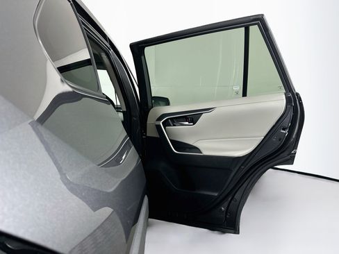 Used 2022 Toyota RAV4 XLE AWD/4WD image 29