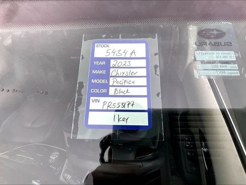 Used 2023 Chrysler Pacifica Touring-L FWD image 26