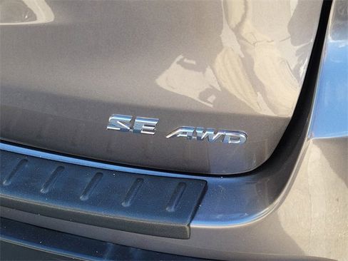 Used 2019 Toyota Highlander SE w/ Carpet Mat Package (TMS) image 7