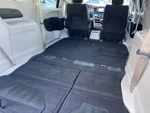 Used 2022 Chrysler Voyager LX FWD image 3