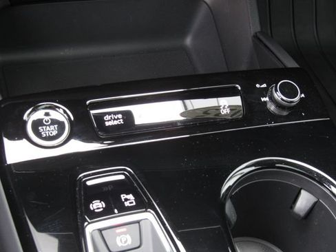 Used 2025 Audi Q6 e-tron Prestige AWD/4WD image 32