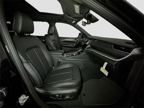 New 2025 Jeep Grand Cherokee L Limited w/ Luxury Tech Group II image 33