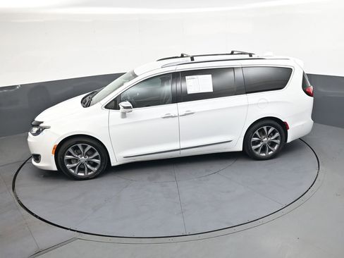 Used 2017 Chrysler Pacifica Limited FWD image 36