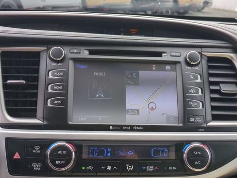 Used 2017 Toyota Highlander XLE w/ Carpet Mat Package AWD/4WD image 22