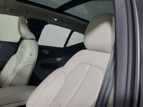 Certified 2023 Volvo XC40 B5 Ultimate w/ Protection Package Premier AWD/4WD image 25