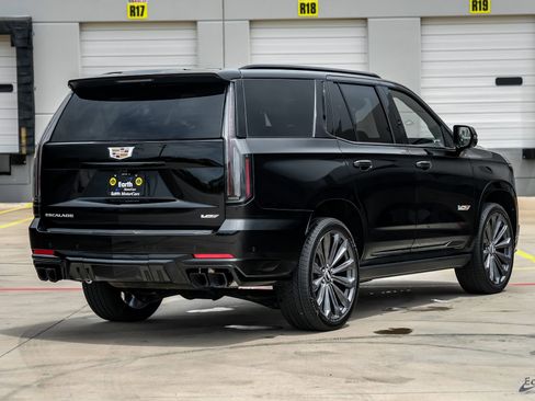 Used 2025 Cadillac Escalade V AWD/4WD image 18