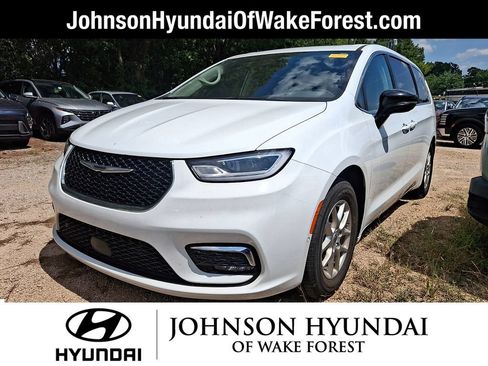 Used 2024 Chrysler Pacifica Touring-L FWD image 2