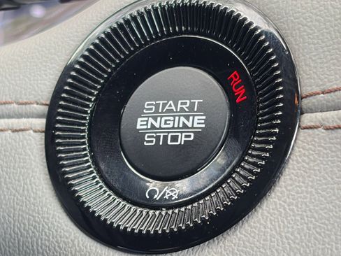 Used 2025 Jeep Compass Limited image 18