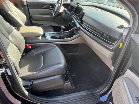 Used 2025 Kia Carnival FWD image 15