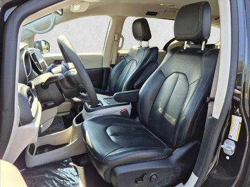 Used 2022 Chrysler Pacifica Touring-L FWD image 15