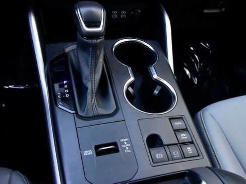 Used 2023 Toyota Highlander Bronze Edition image 28