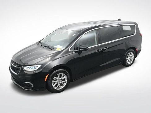 Used 2024 Chrysler Pacifica Touring-L FWD image 20