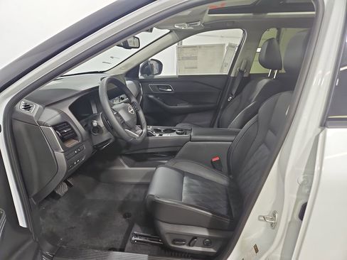 New 2026 Nissan Rogue Platinum image 9