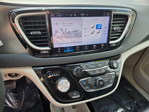 Used 2023 Chrysler Pacifica Touring-L FWD image 24