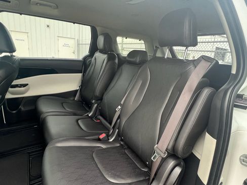 Used 2023 Kia Carnival EX FWD image 16