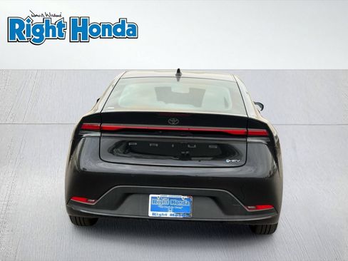 Used 2025 Toyota Prius LE FWD image 7