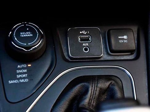 Used 2020 Jeep Cherokee Latitude w/ Cold Weather Group image 24