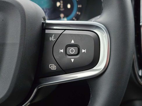 Used 2025 Volvo XC40 B5 Plus image 29