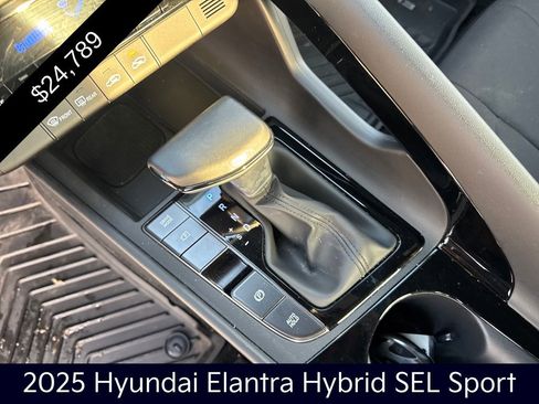 Used 2025 Hyundai Elantra SEL image 23