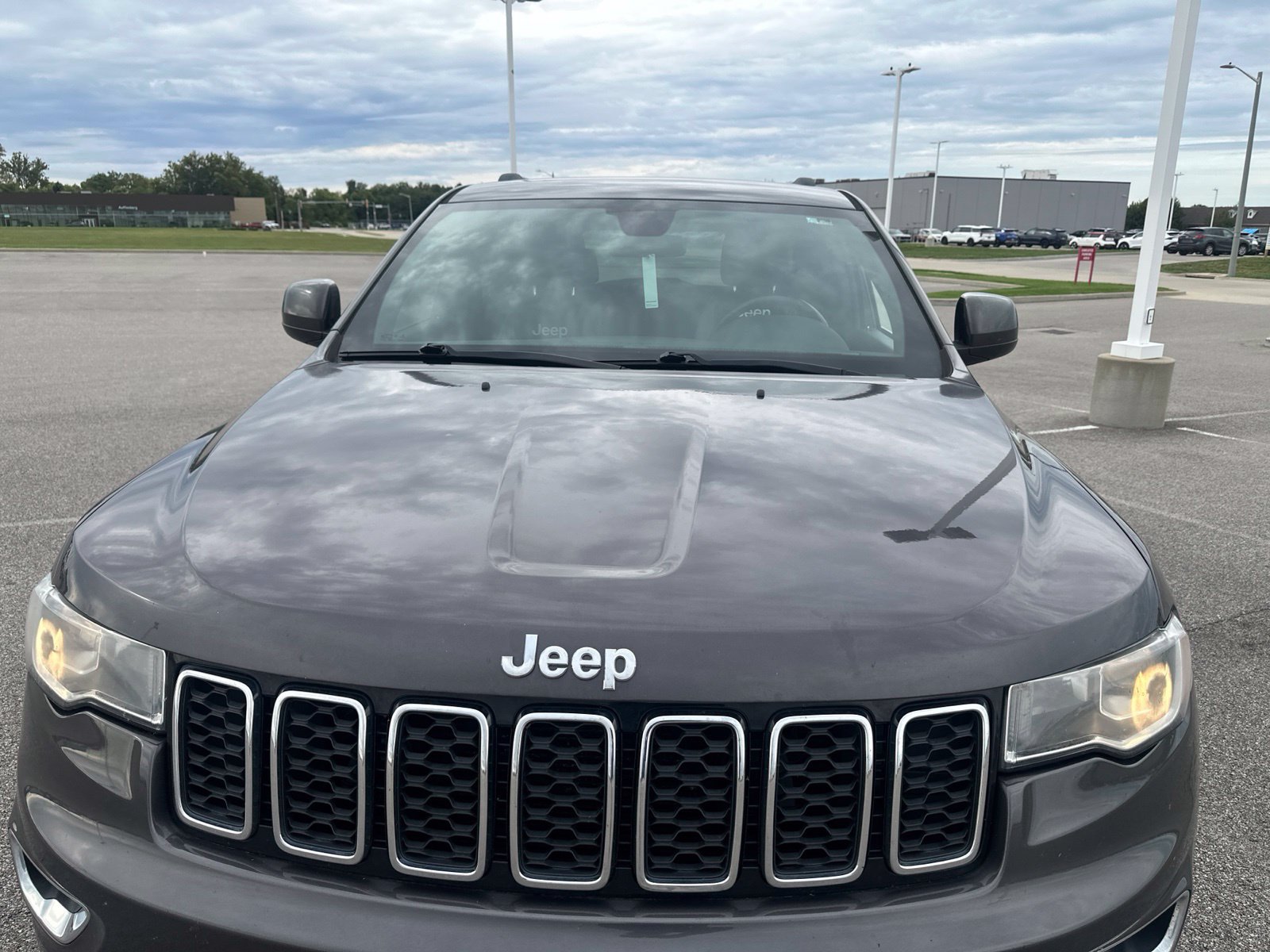 Used 2018 Jeep Grand Cherokee Laredo AWD/4WD image 3