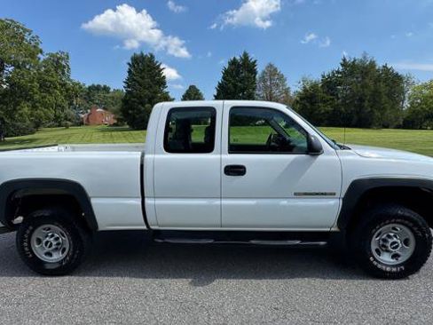 Used 2006 GMC Sierra 2500 W/T w/ Skid Plate Package AWD/4WD image 4